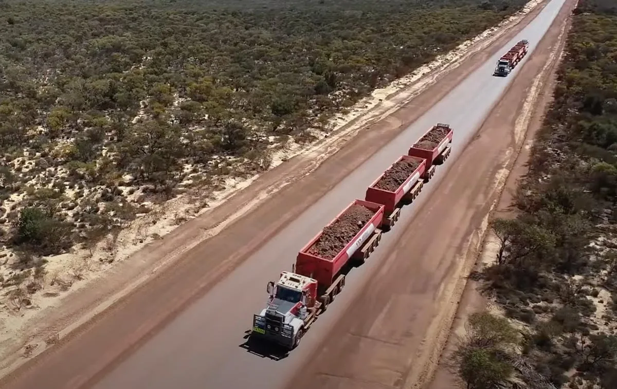 425-tonne-autonomous-road-trains.webp