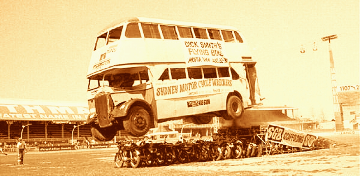 bus jumps over 12 motorcycles-pr.webp