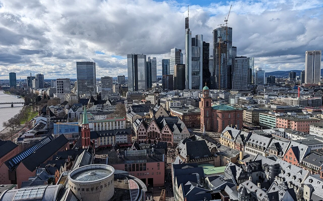 Frankfurter_Altstadt_mit_Skyline_2024_cropped.webp