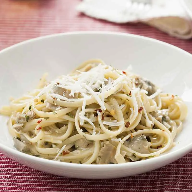 Linguini_con_Salsa_de_Almejas_Recipes_800x800.webp