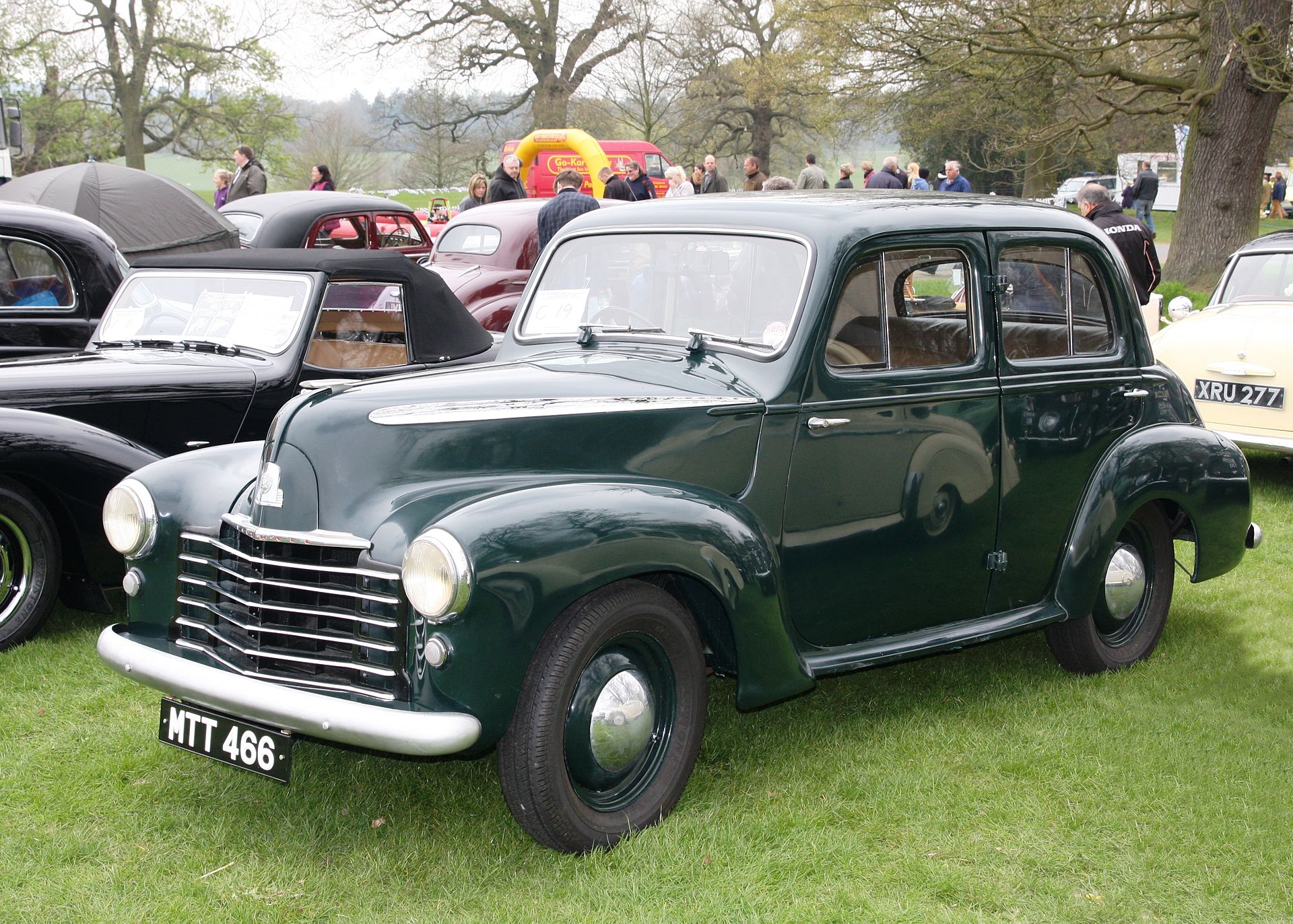 Vauxhall_Wyvern_ca_1949_at_Weston_Park.JPG