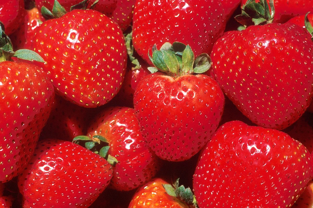 1200px-Strawberries.webp