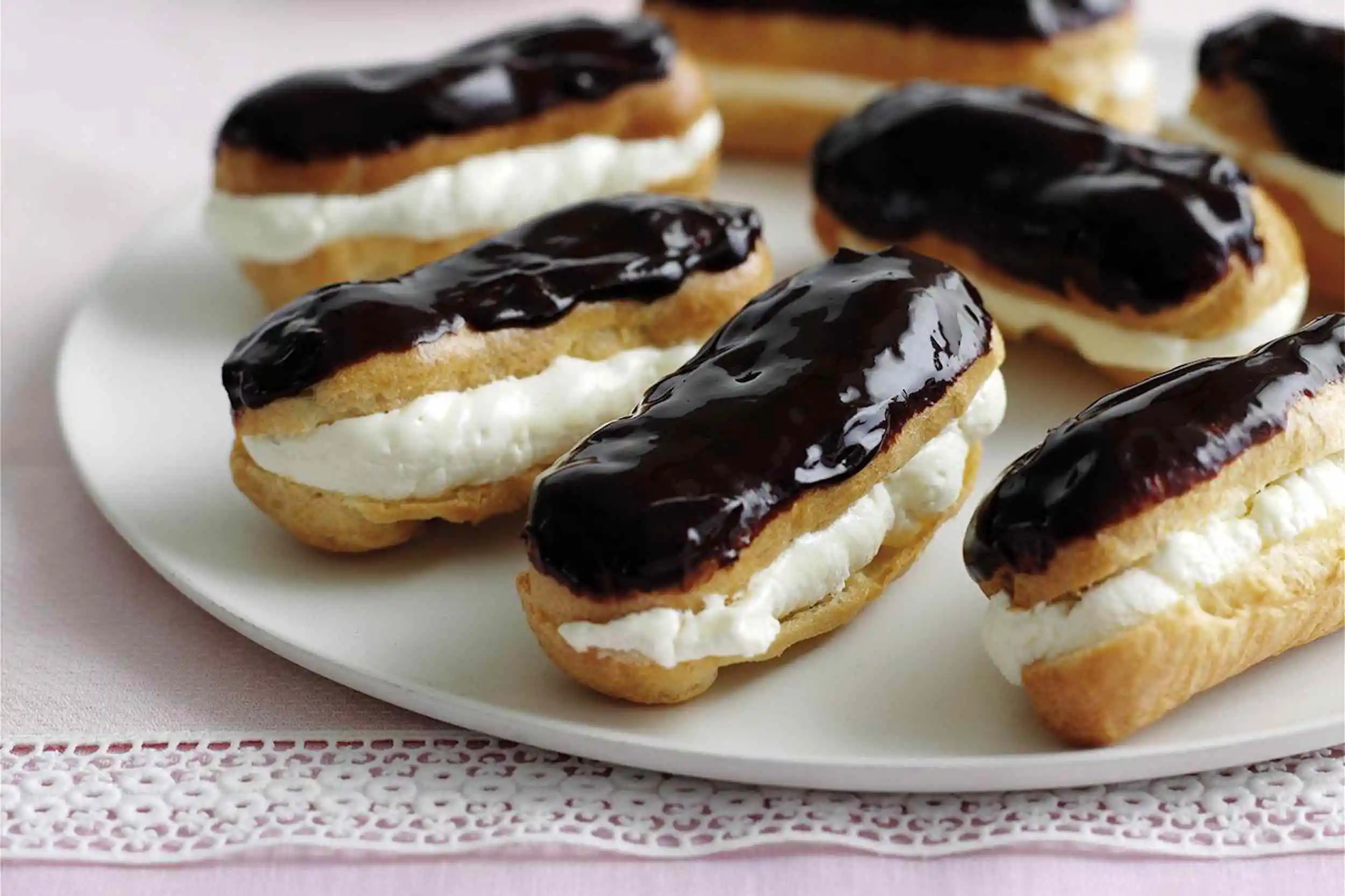 chocolate-eclair-583314f15f9b58d5b127dcc4.webp