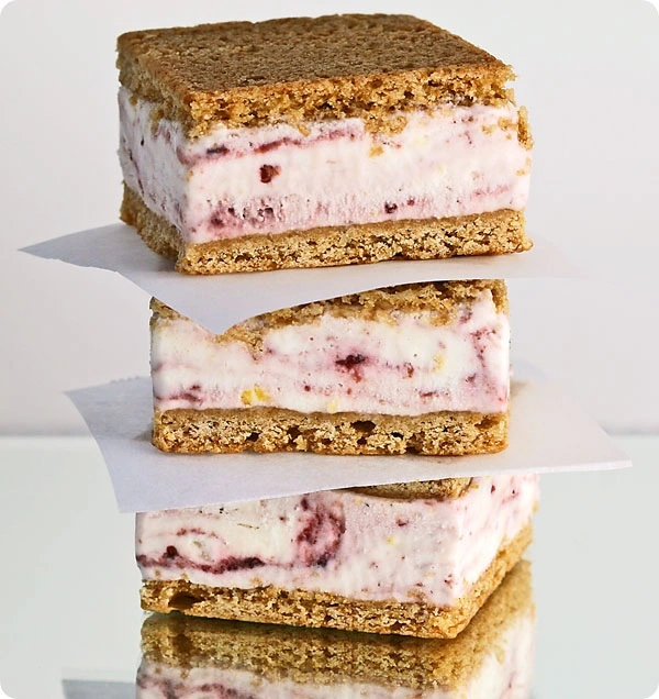 raspberry ice cream sandwish.webp