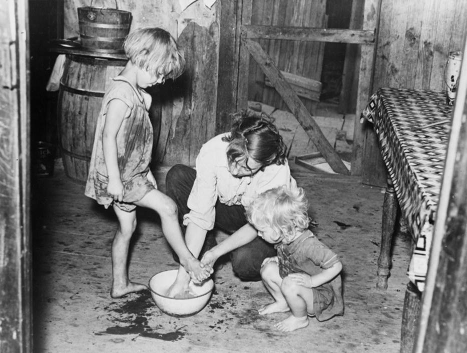 Mother washing children's 1938