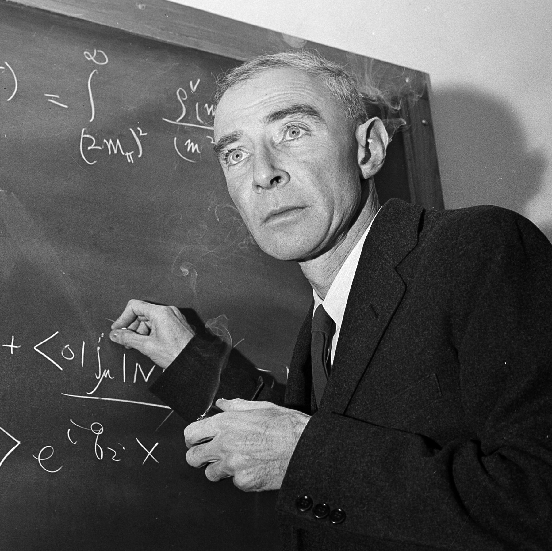 J. Robert Oppenheimer Cleared of 'Black Mark' After 68 Years - The New York  Times