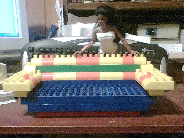 lego-sofa-nichelle0-20101117_orig.jpg